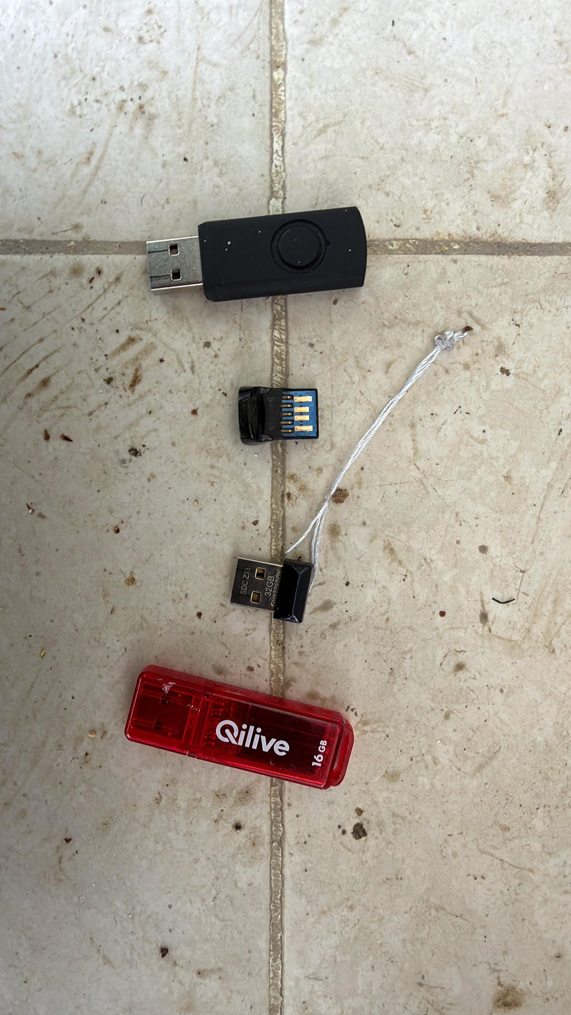 May be an image of lighter and text that says 'InI Qilive Cilive G 16GB 26'